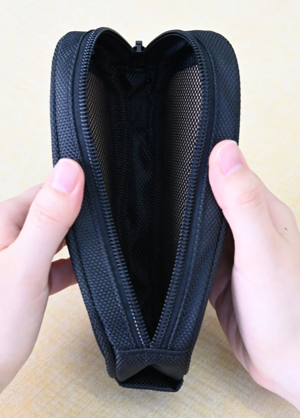 ポーチ内部のメッシュ素材