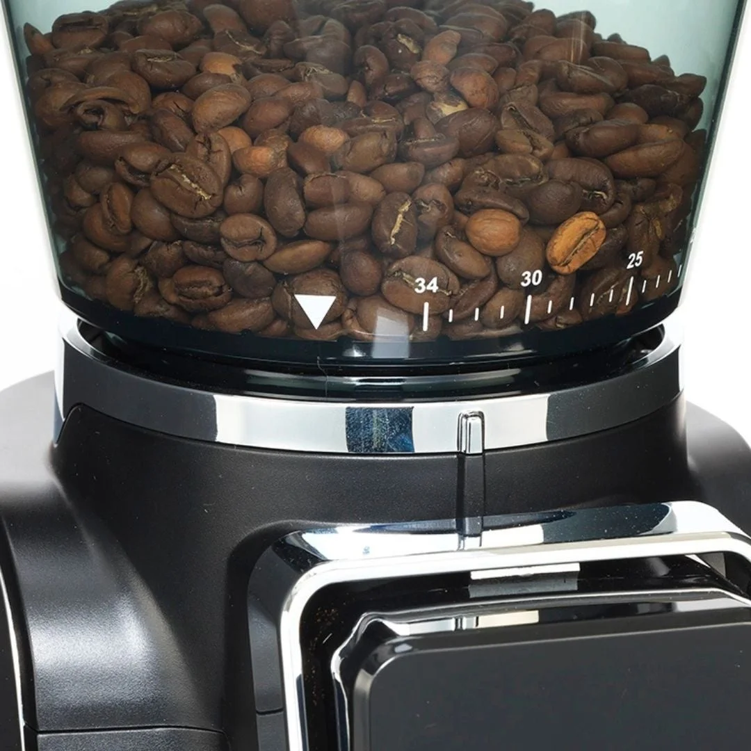 焙煎されたコーヒー豆が透明なホッパーに満たされたコーヒーグラインダー