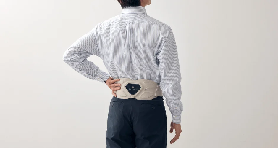 腰にEMSベルトを装着する男性の後ろ姿
