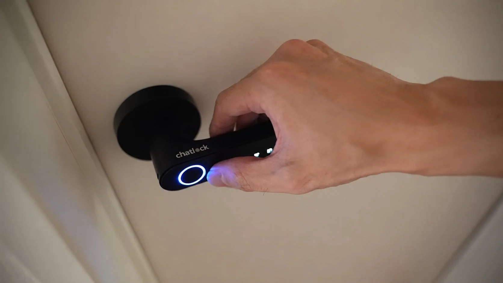 指でスマートロックを操作する様子