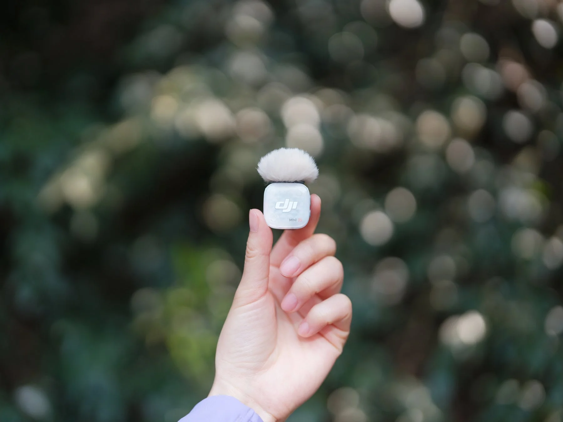 手で持ったDJI Mic Mini 2S