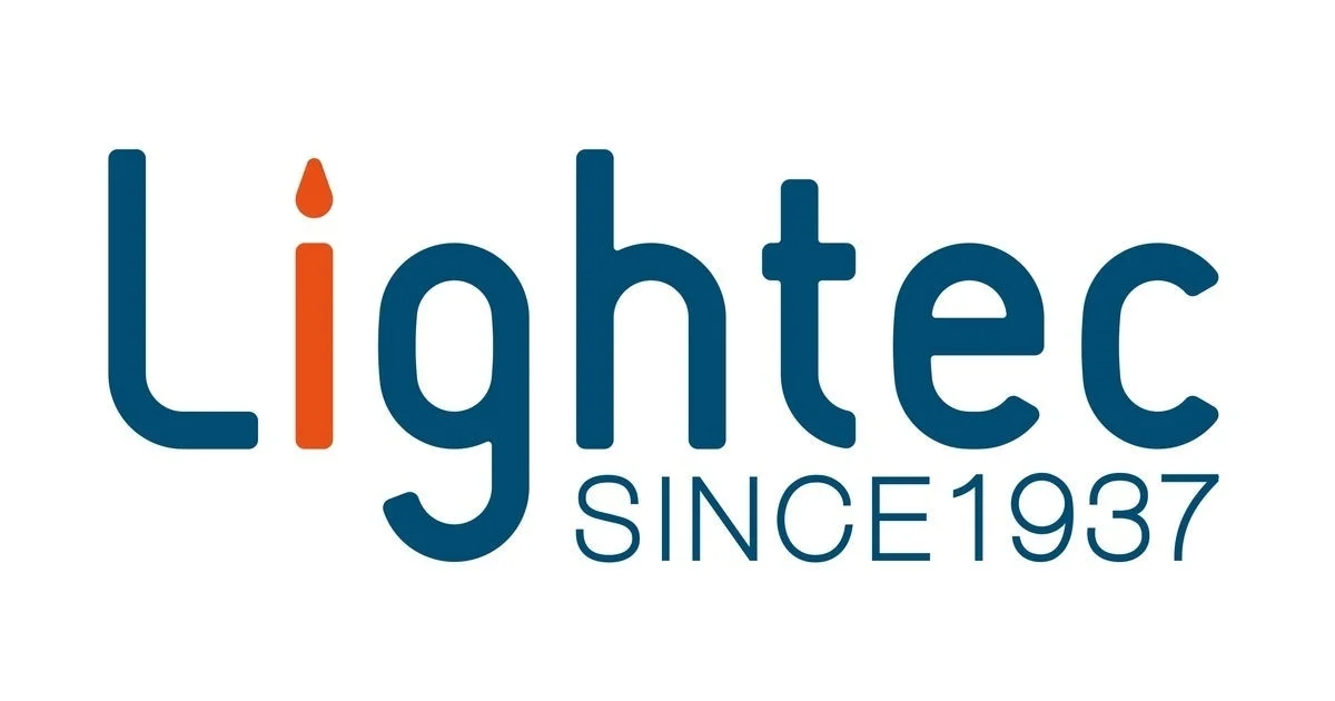 白い背景に「Lightec」という文字のロゴが中央に配置されています。「i」の文字はオレンジ色のろうそくの炎のようにデザインされており、その下に「SINCE 1937」と書かれています。