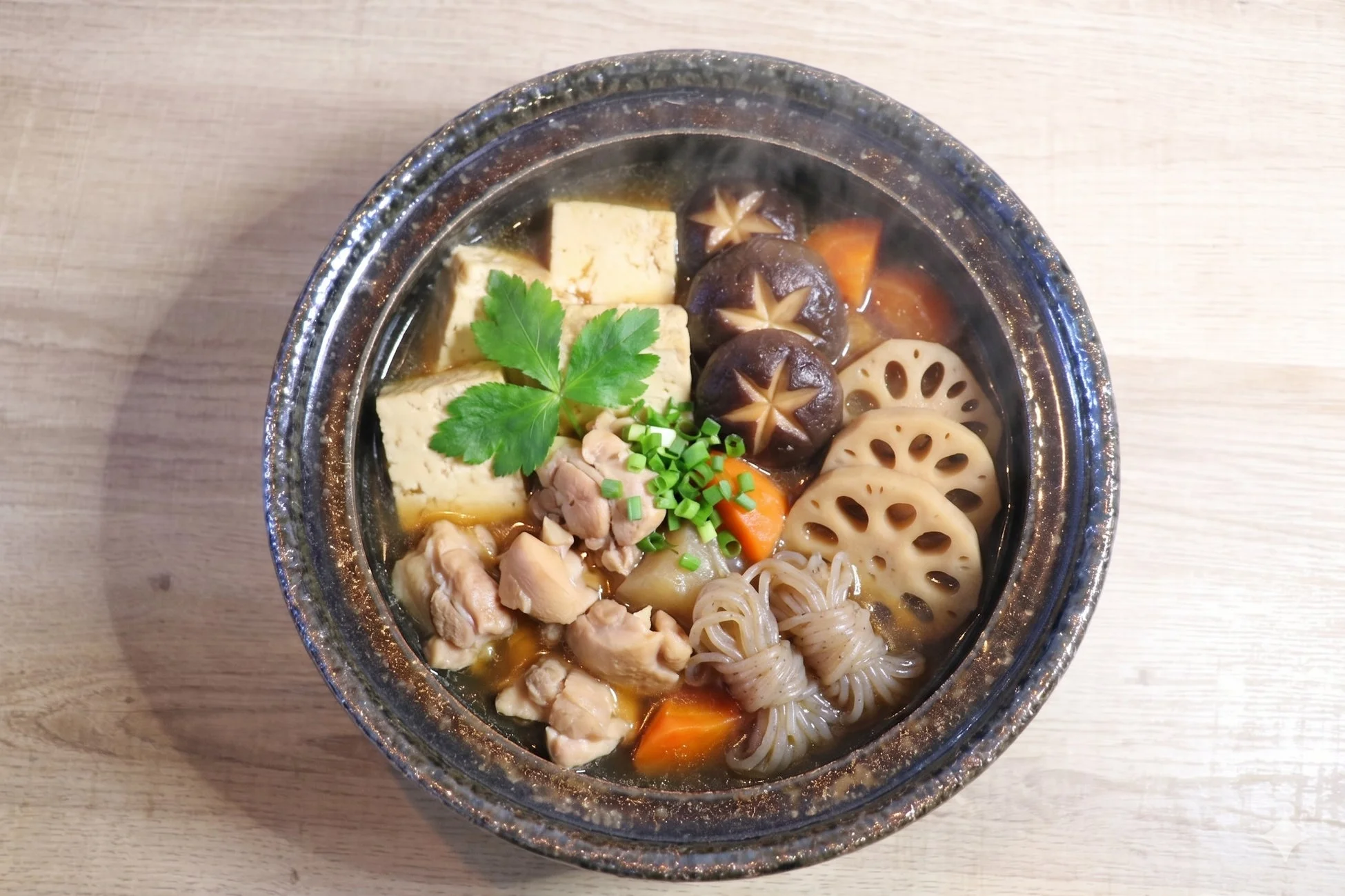 煮物、和食、鶏肉、豆腐、しいたけ、れんこん、人参、しらたき、家庭料理、温かい、鍋物、おかず