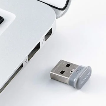 USBドングルがラップトップに接続されている様子