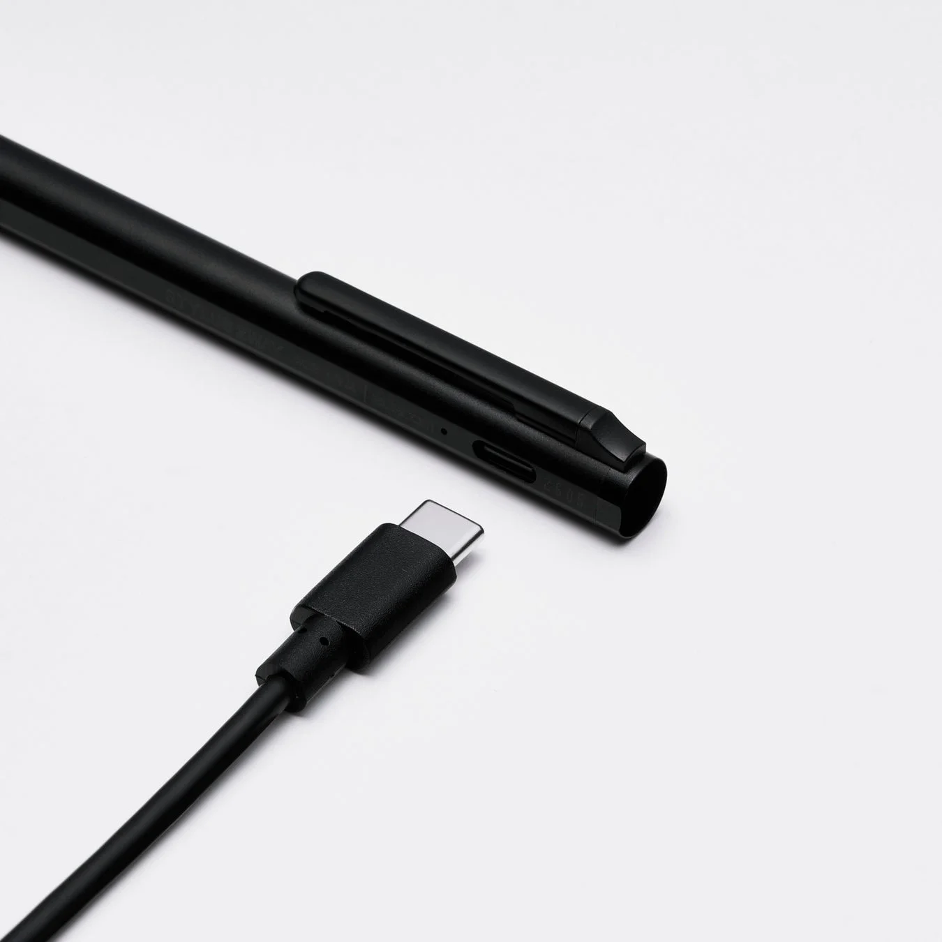スタイラスペンとUSB-C充電ケーブル