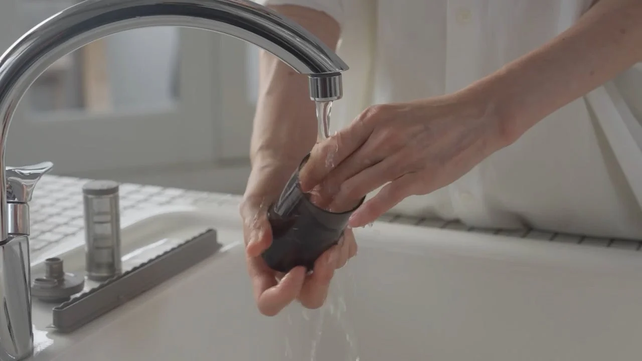 水洗いでお手入れする様子