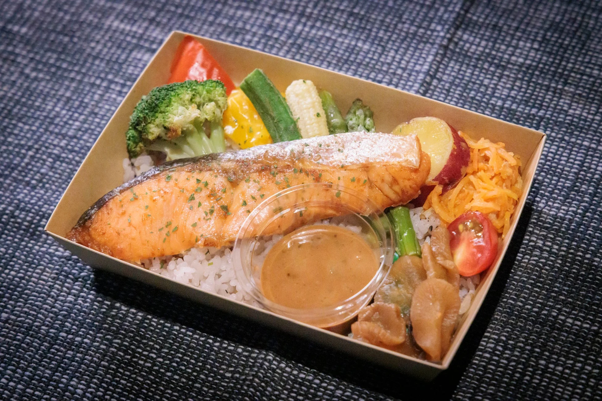 焼き琥珀サーモン弁当
