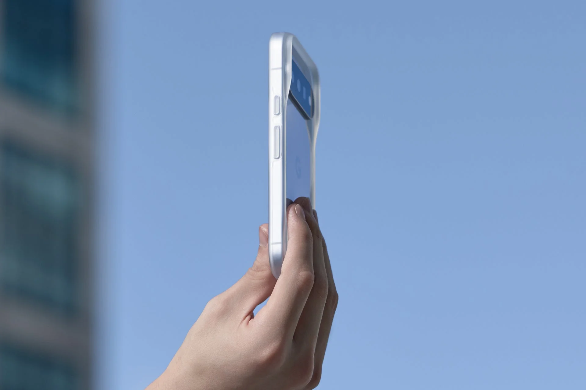 「The CloudBumper」を装着したGoogle Pixel 11