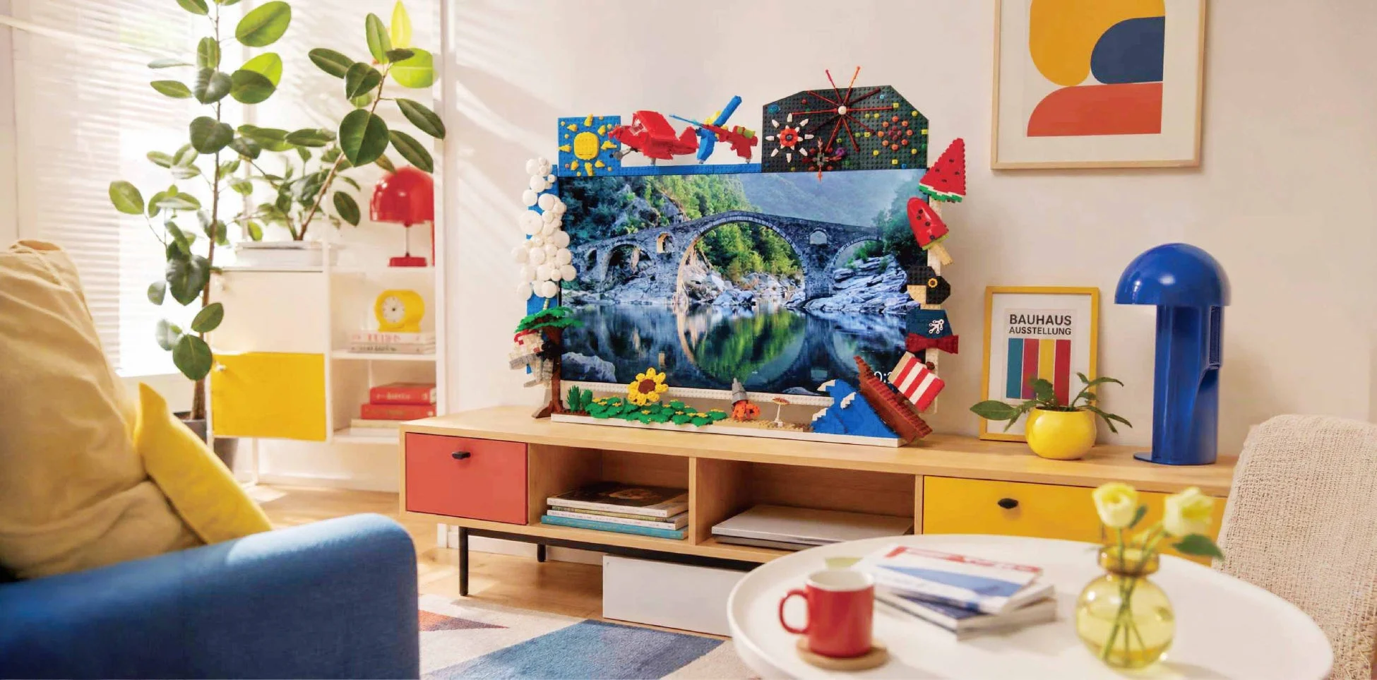 レゴブロックで装飾されたリビングのテレビ