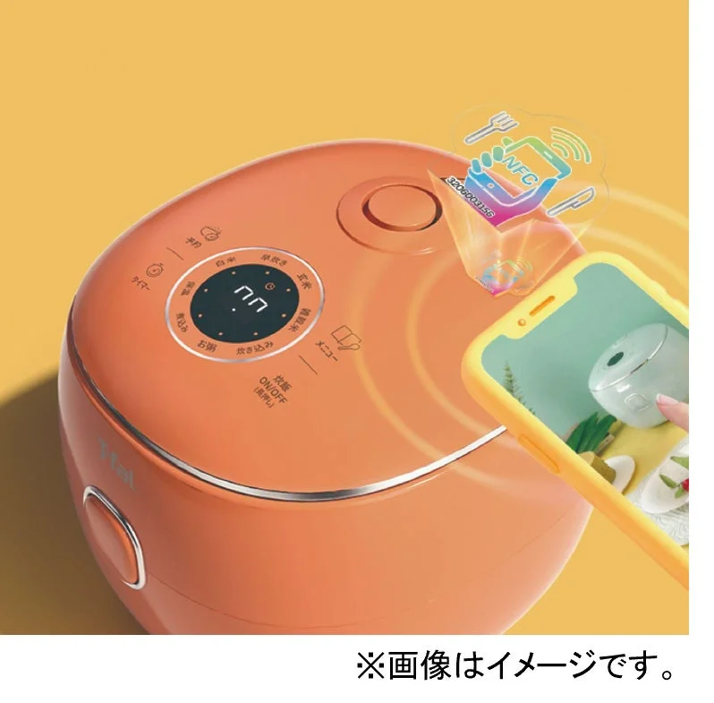 NFC機能でスマートフォンと連携するオレンジ色の炊飯器