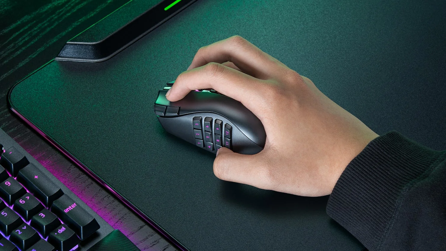 Razer Naga V3 Proを操作する手元