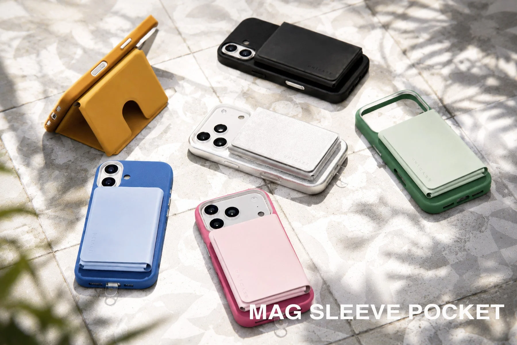 様々な色のスマートフォンケースと、マグネットで装着できるウォレット型カードホルダー