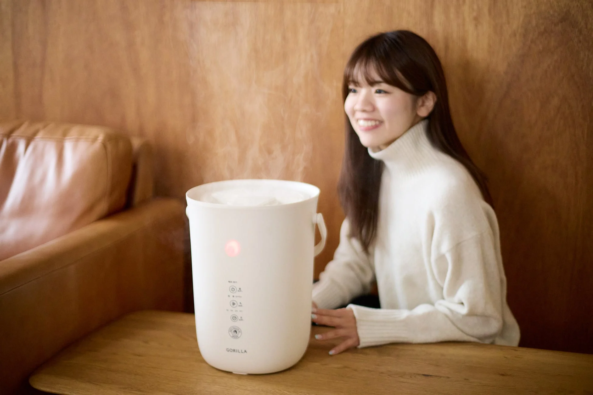 女性と加湿器