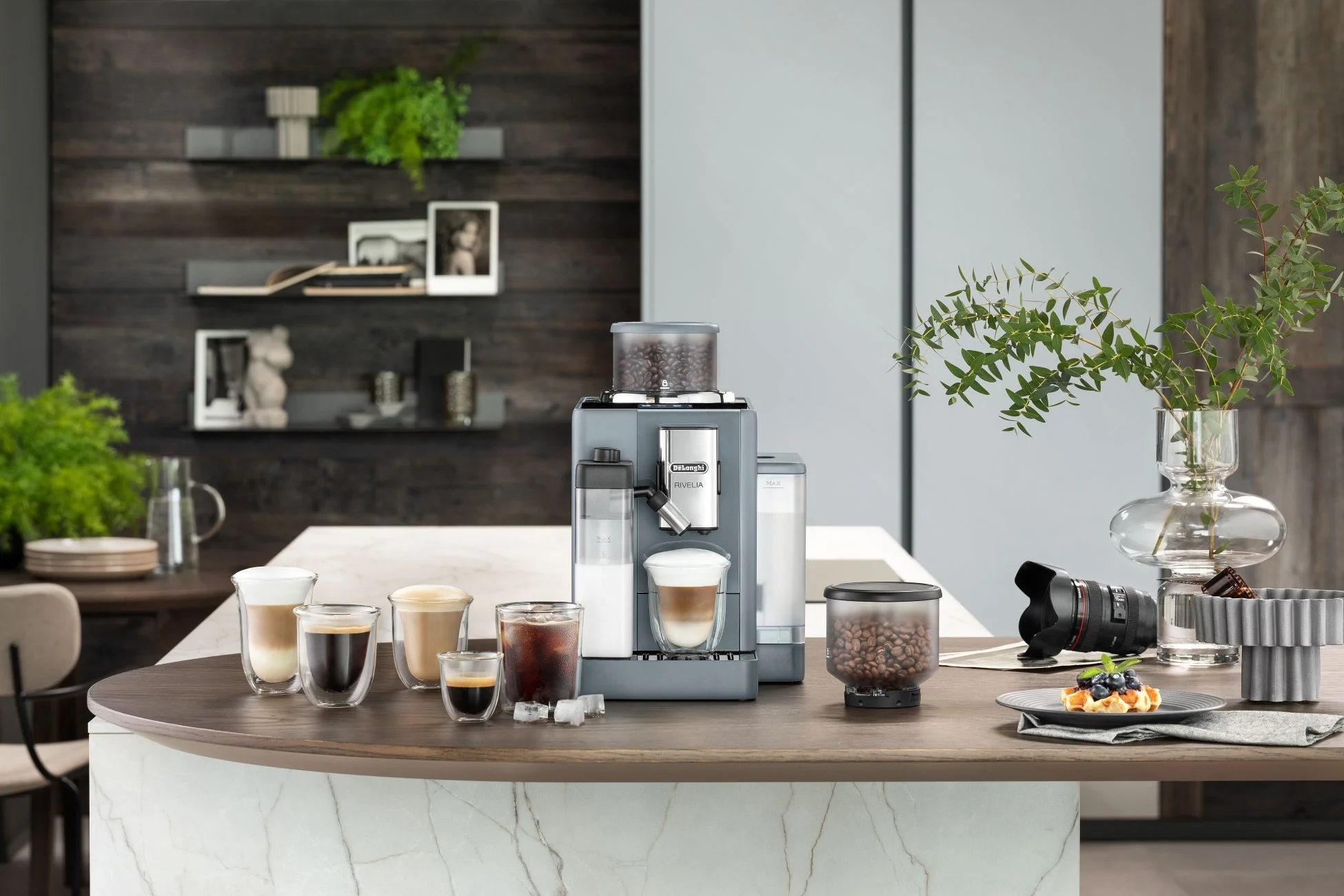 デロンギ リヴェリア 全自動コーヒーマシンとコーヒーのある風景