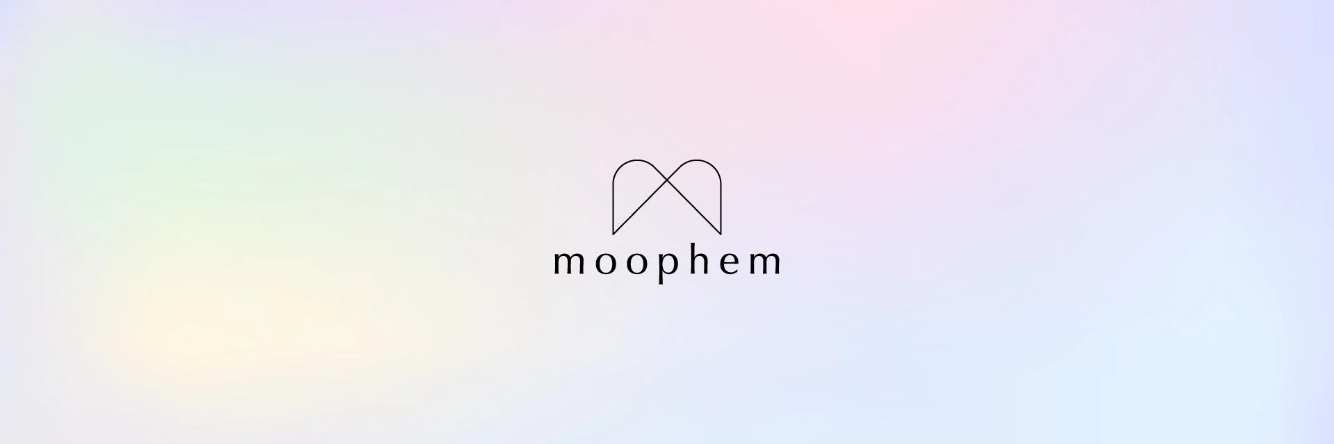 淡いパステルカラーのグラデーション背景に、幾何学的なロゴマークと「moophem」という文字が中央に配置された、シンプルでモダンなデザインの画像です。