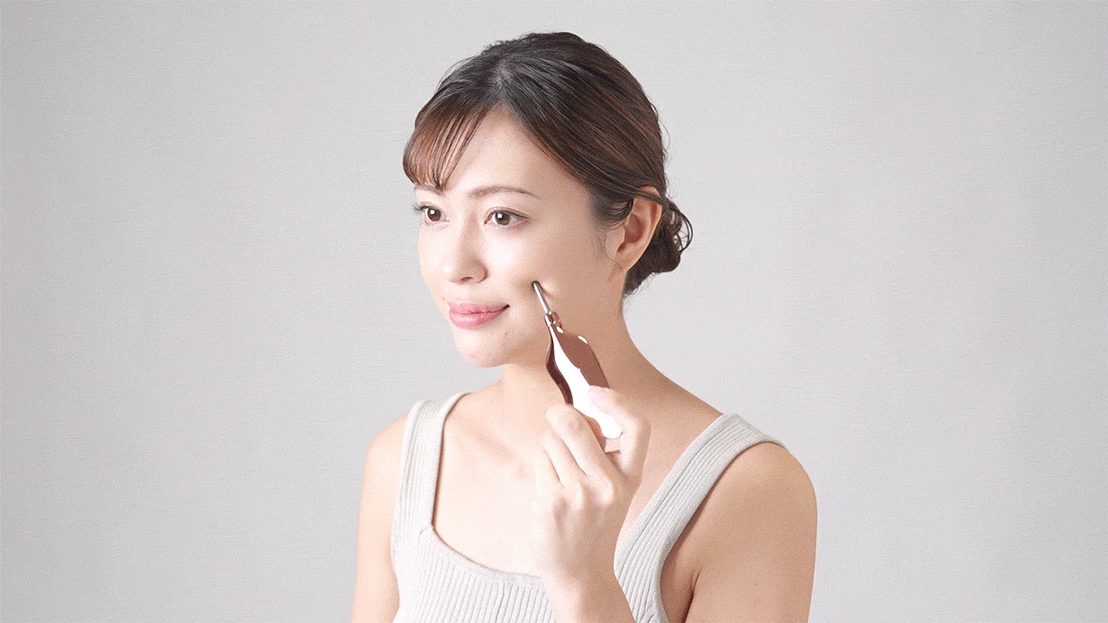 女性がポイントスティックを使用している様子