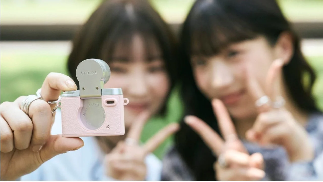 自撮りを楽しむ女性