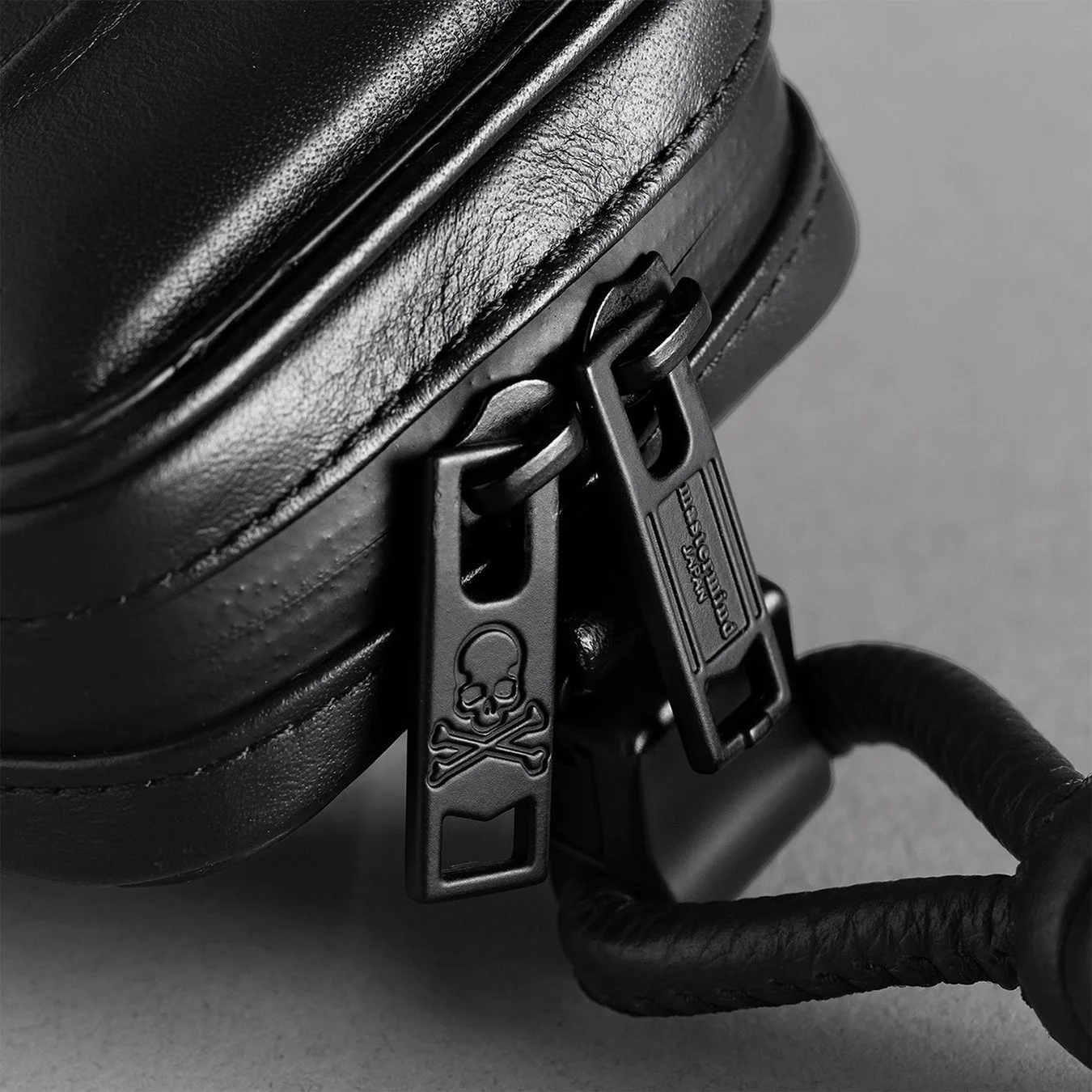 mastermind JAPANのロゴとドクロのマークがデザインされたジッパーの引き手