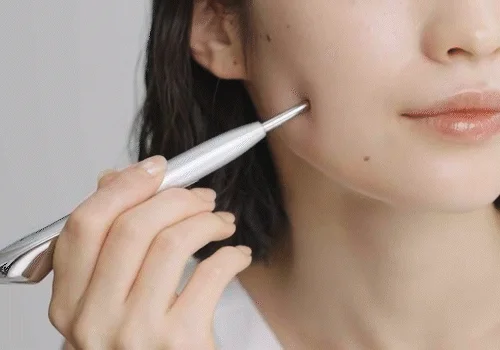 クッションスティックで頬をケアする女性