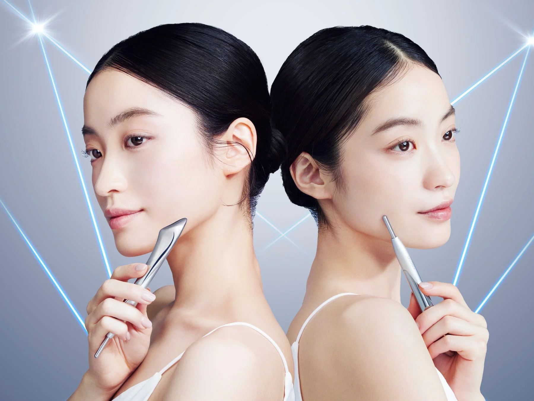 美顔器を使用する女性