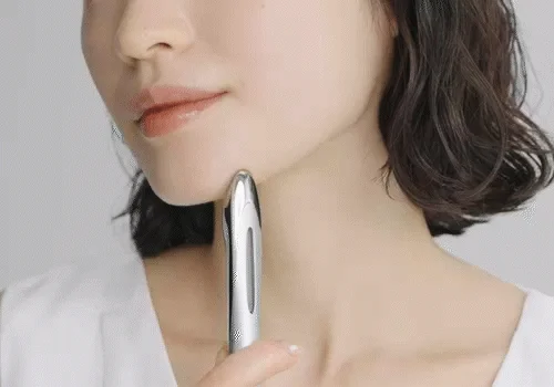 カッサで顎のラインをケアする女性