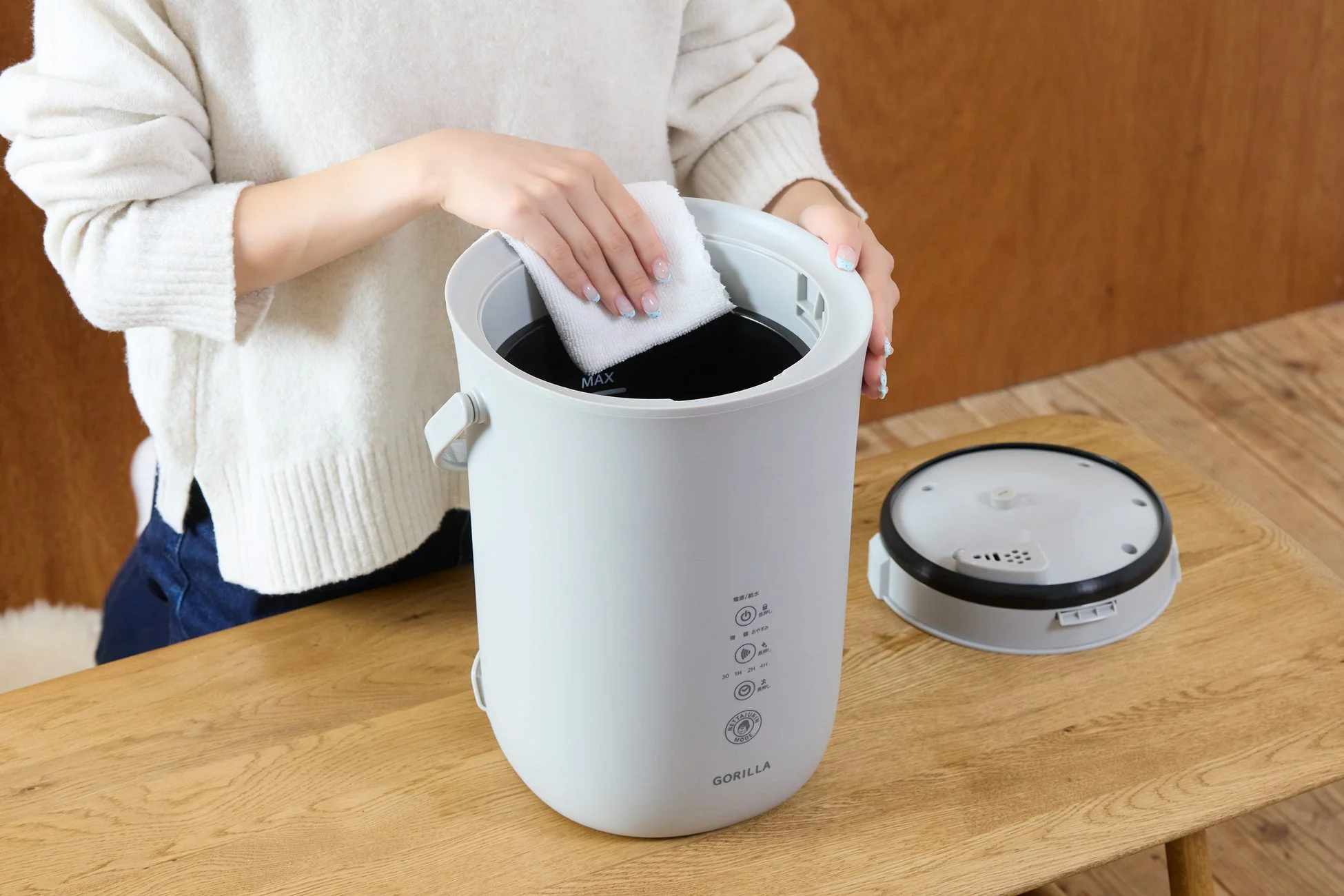 加湿器を掃除する女性