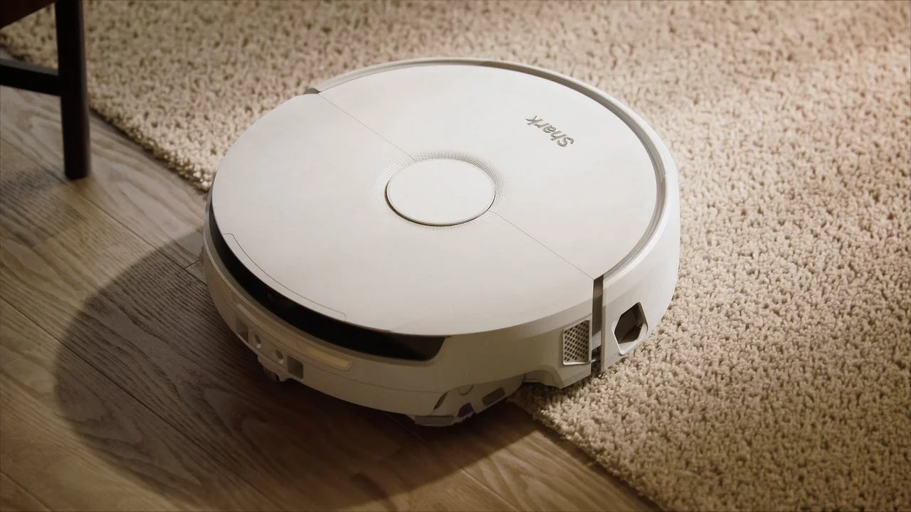 ロボット掃除機が段差を乗り越える様子