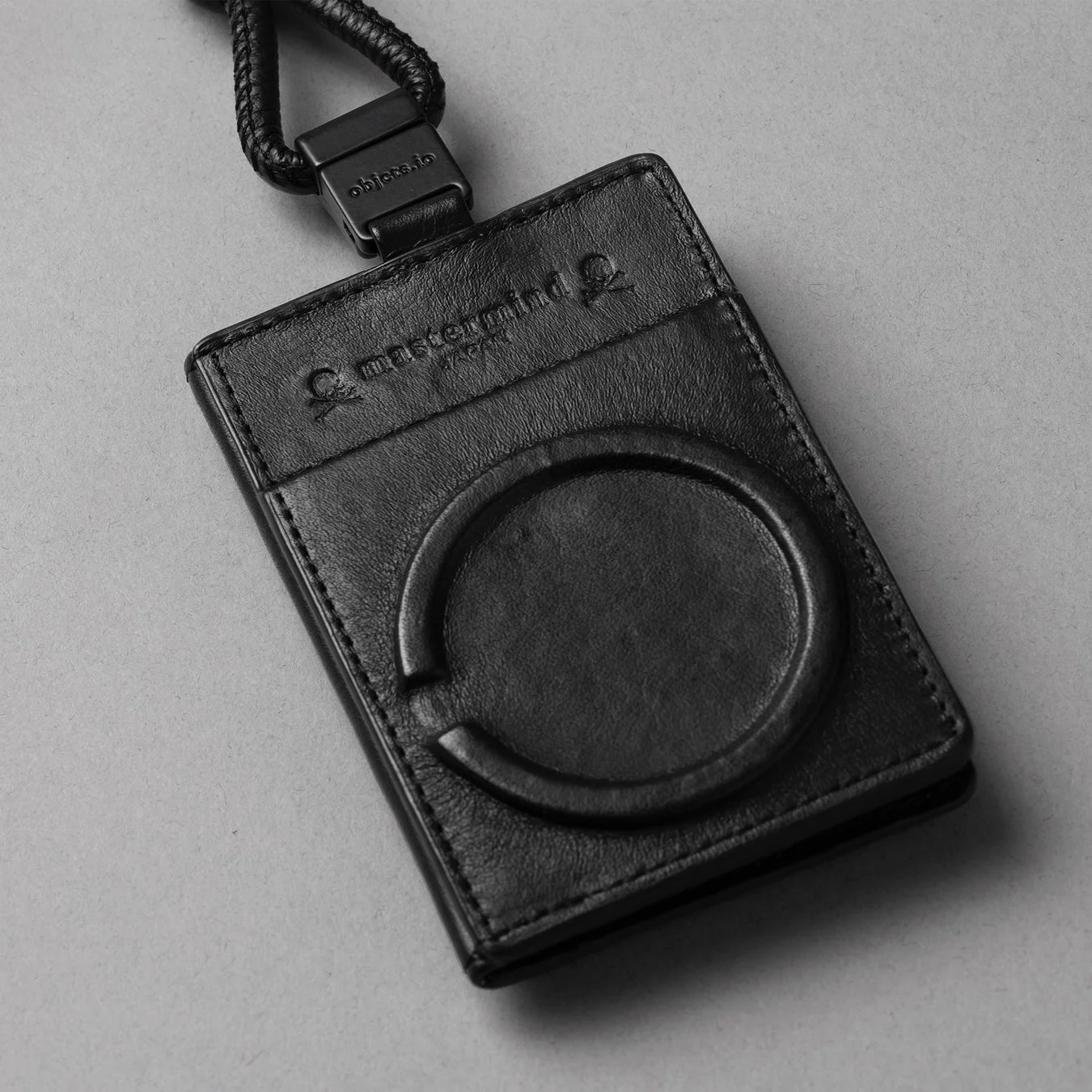 mastermind JAPANとobjects.ioのロゴが入った黒い革製のカードケースまたはパスケース