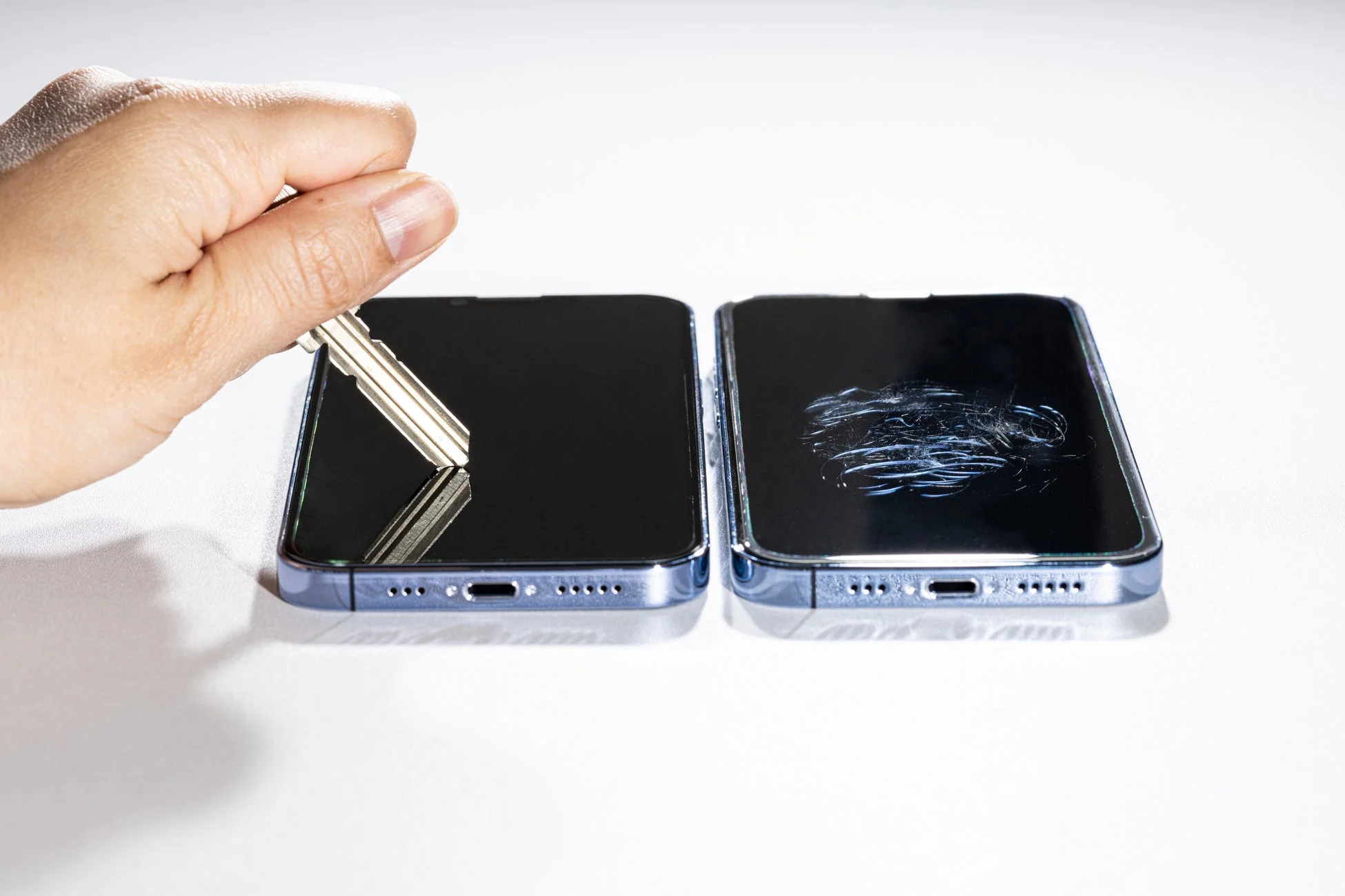 鍵とスマートフォンの画面