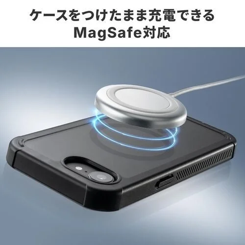 ケースを装着したスマートフォンに、MagSafe対応のワイヤレス充電器が磁力で吸着し、充電している様子を示す画像です。青い光のリングが充電中であることを表現しています。