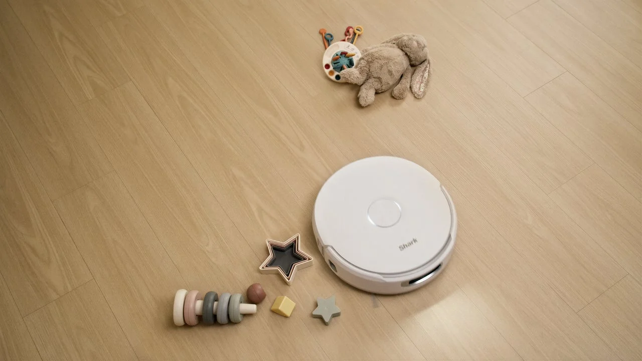 ロボット掃除機がおもちゃを避けている様子