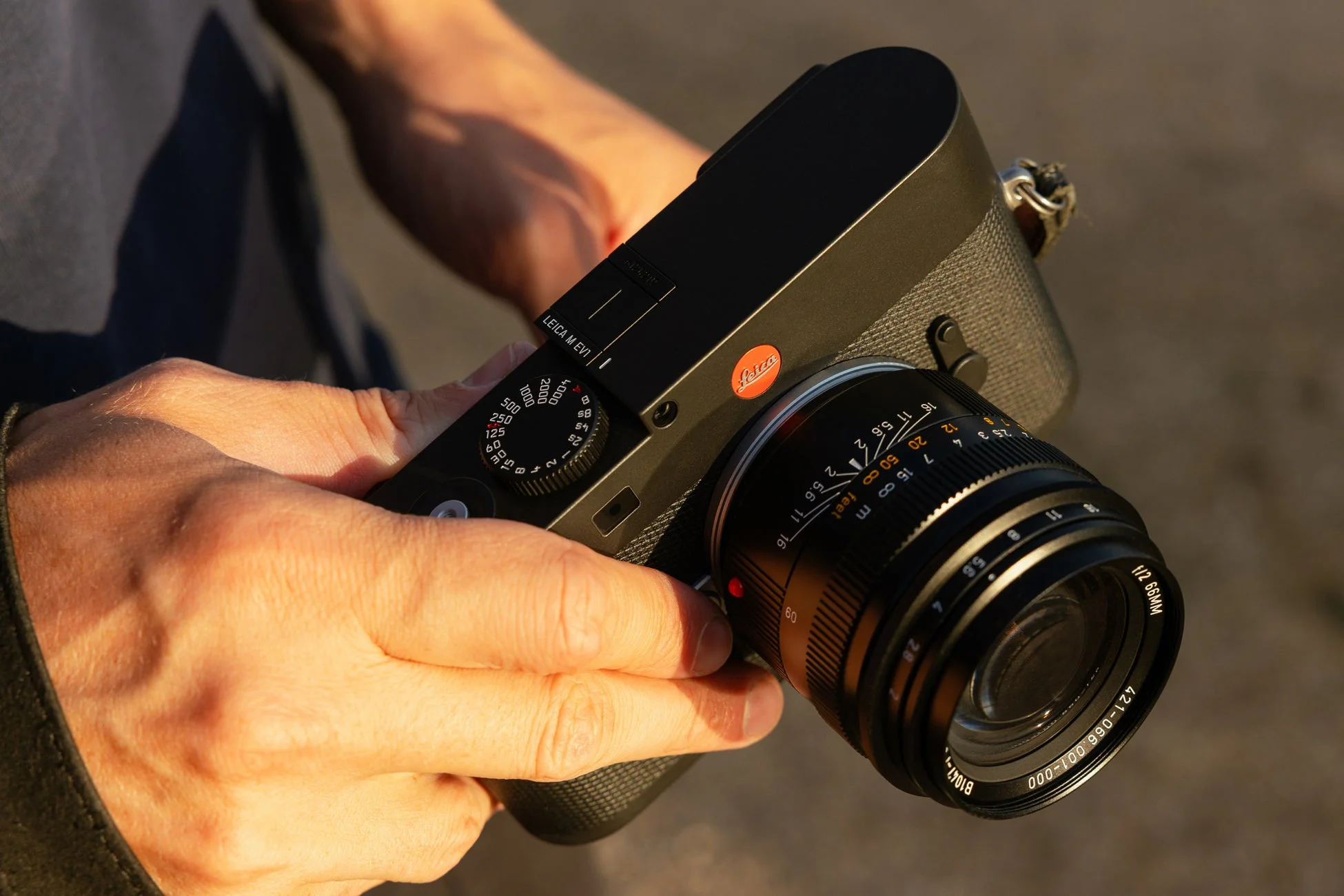 ライカMカメラに装着されたライカ ズミクロンM f2/66